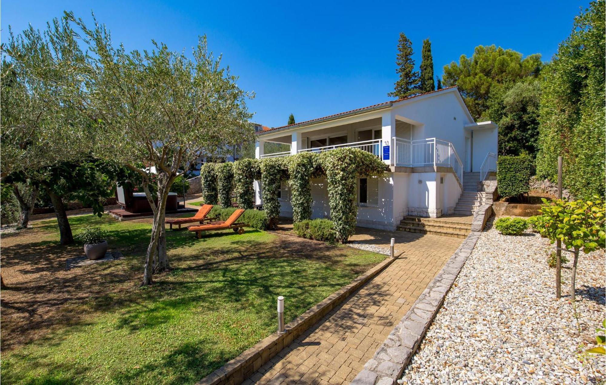 Nice Home In Krk With Kitchen Крк Екстер'єр фото