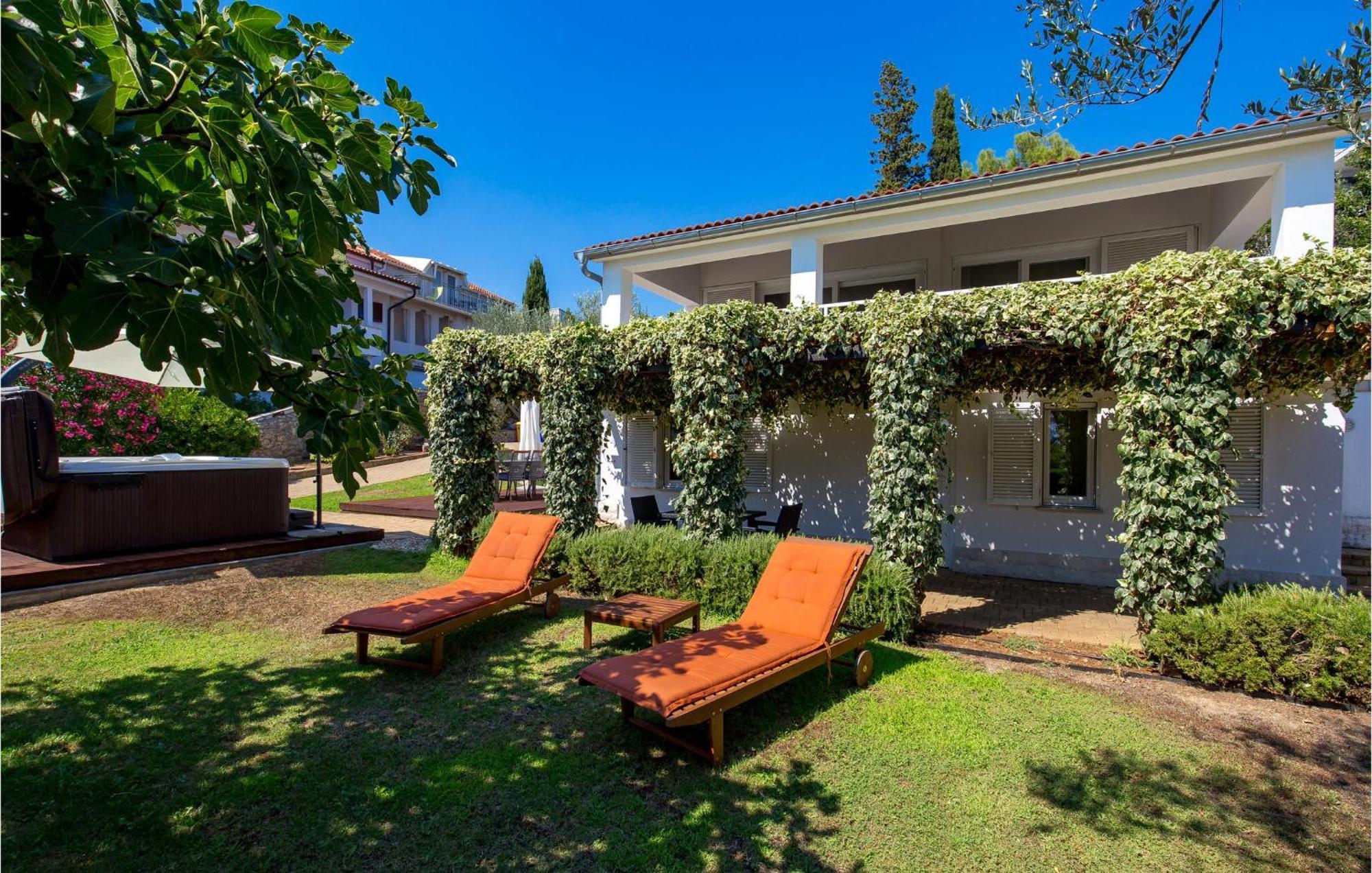 Nice Home In Krk With Kitchen Крк Екстер'єр фото